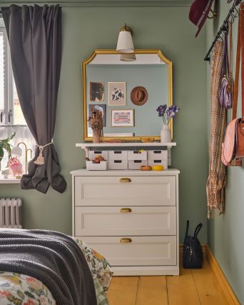 Elegant vanity nook with FÅGELFJÄLLET chest, SVANSELE mirror, FJÄDERHARV mini chest and TVÅMASTAD lamp.