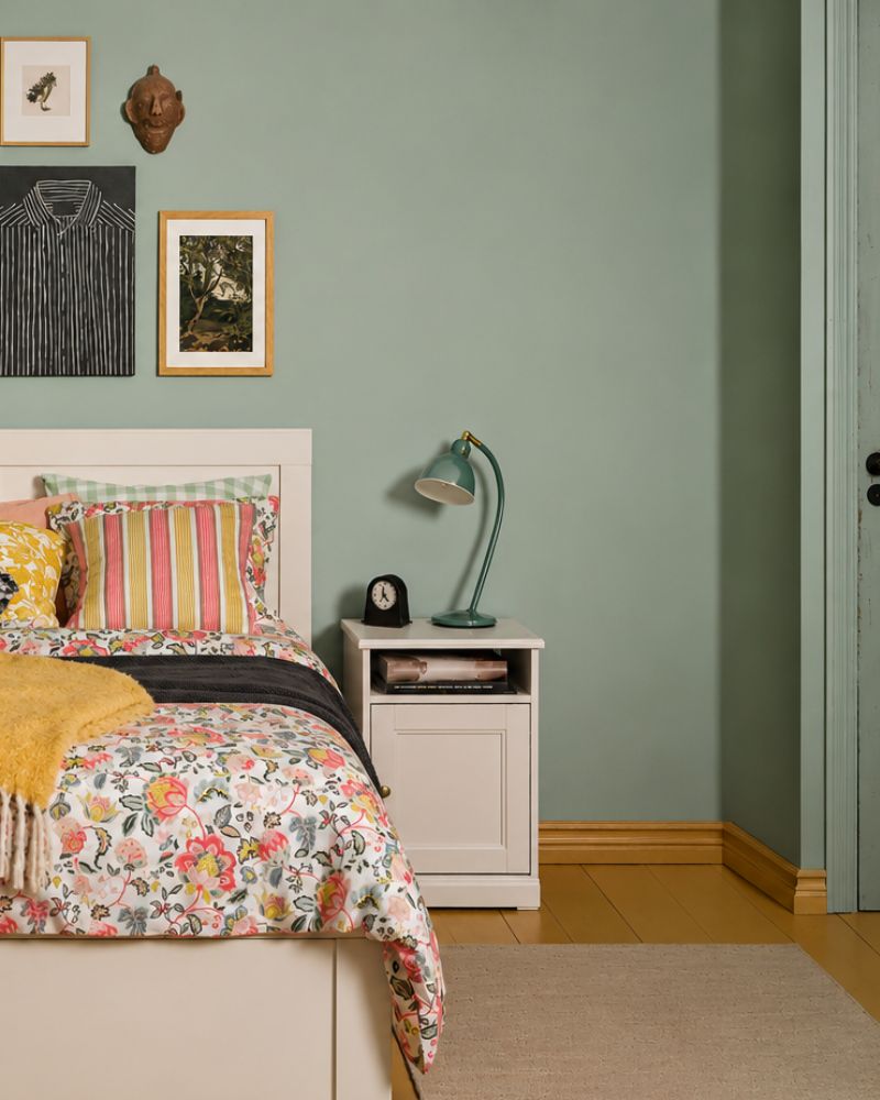 Serene bedroom with FÅGELFJÄLLET bed frame and nightstand, DAGGSALVIA duvet cover, RÖDFLIK lamp and HUMLEMOTT throw.