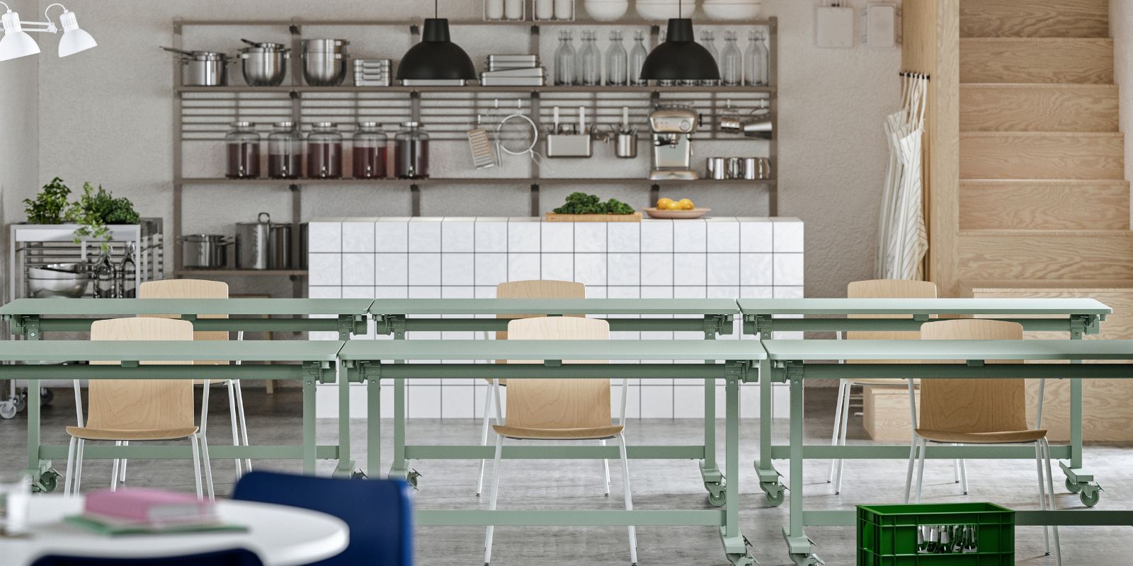 Amplia sala de espera de una oficina moderna y creativa, al fondo se ve una mesa de reuniones con alguien exponiendo, el lugar parece espacioso, luminoso y elegante.