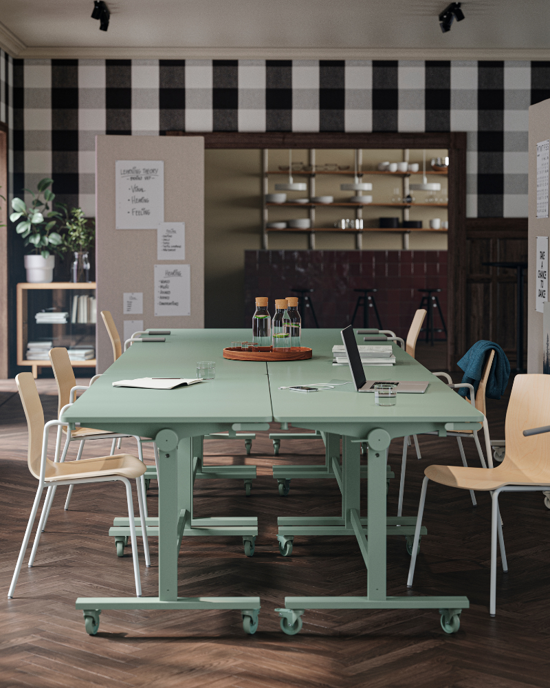 Espacio de trabajo colaborativo con MITTZON mesa plegable, LÄKTARE sillas y MITTZON pantalla acústica.