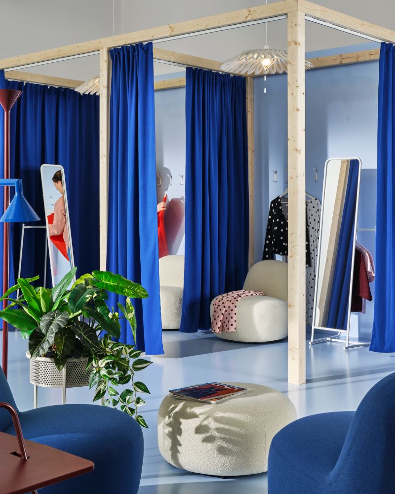 Acogedora zona lounge con sillas giratorias LILLESÄTER, espejo KNAPPER, lámpara IKEA PS 2026, planta FEJKA y lámpara YTLÄGE.