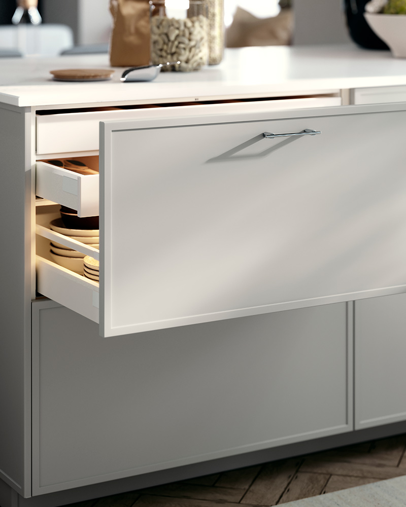 A METHOD MAXIMERA base cabinet featuring white ASPUDDEN front drawers with a JÄRSTORP countertop over it.