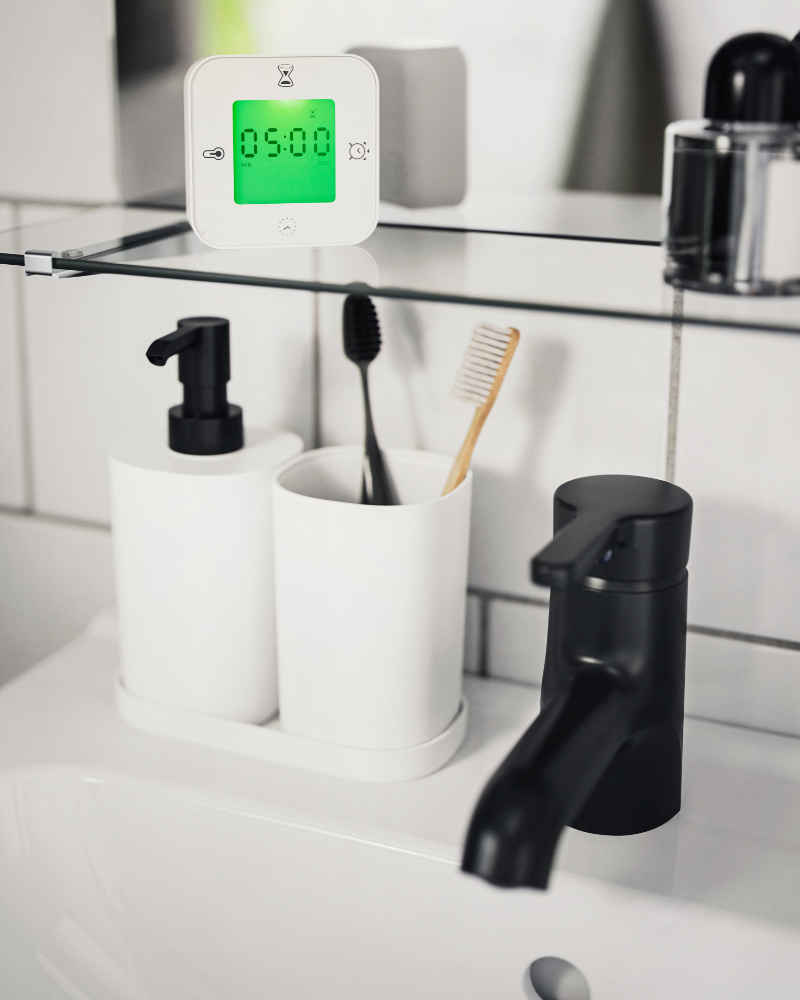 Grifo negro moderno SALJEN para lavabo con diseño elegante y accesorios de baño blancos