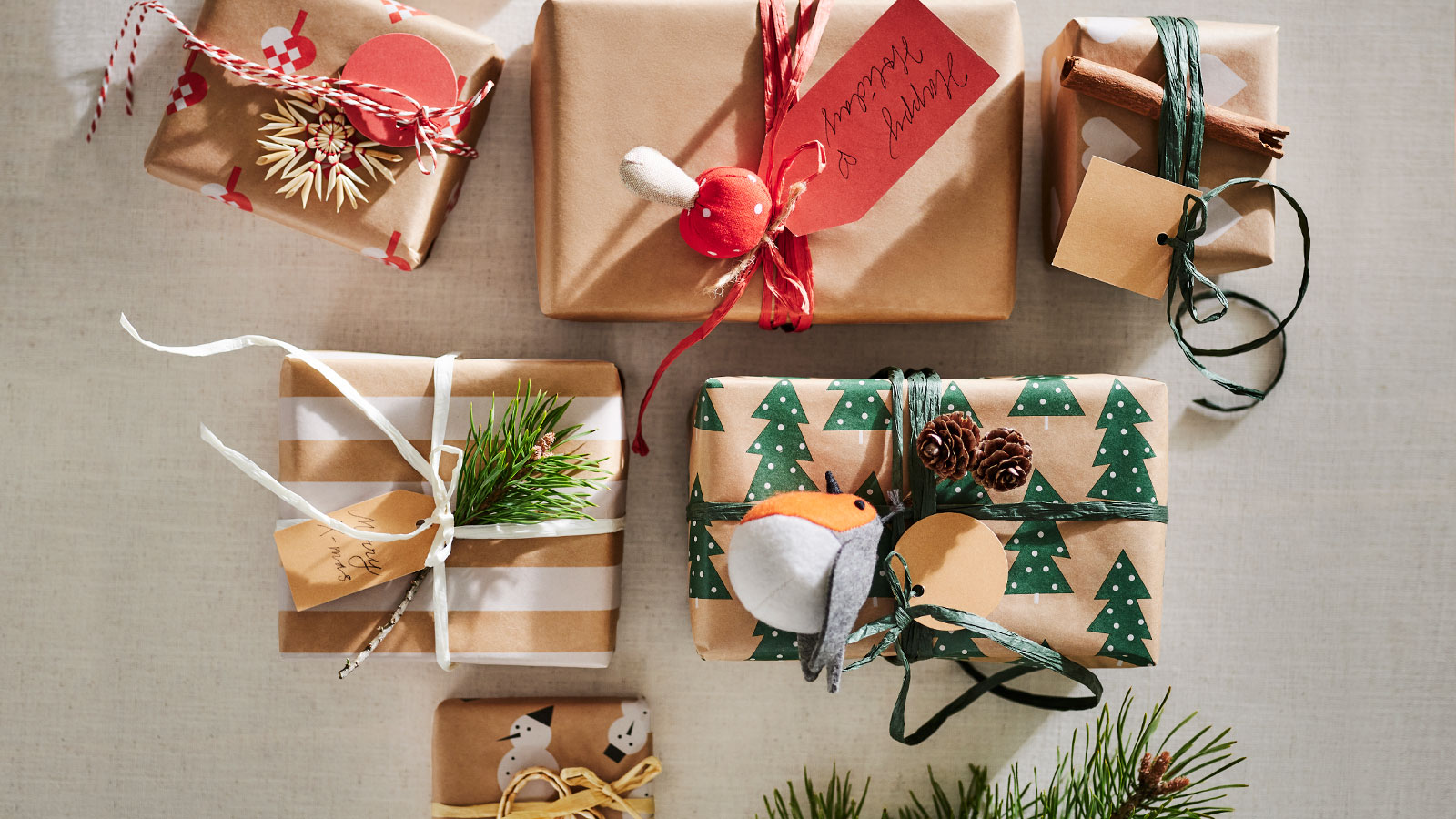 Boxes wrapped in VINTERFINT gift wrap, in various colors and sizes, on a table.