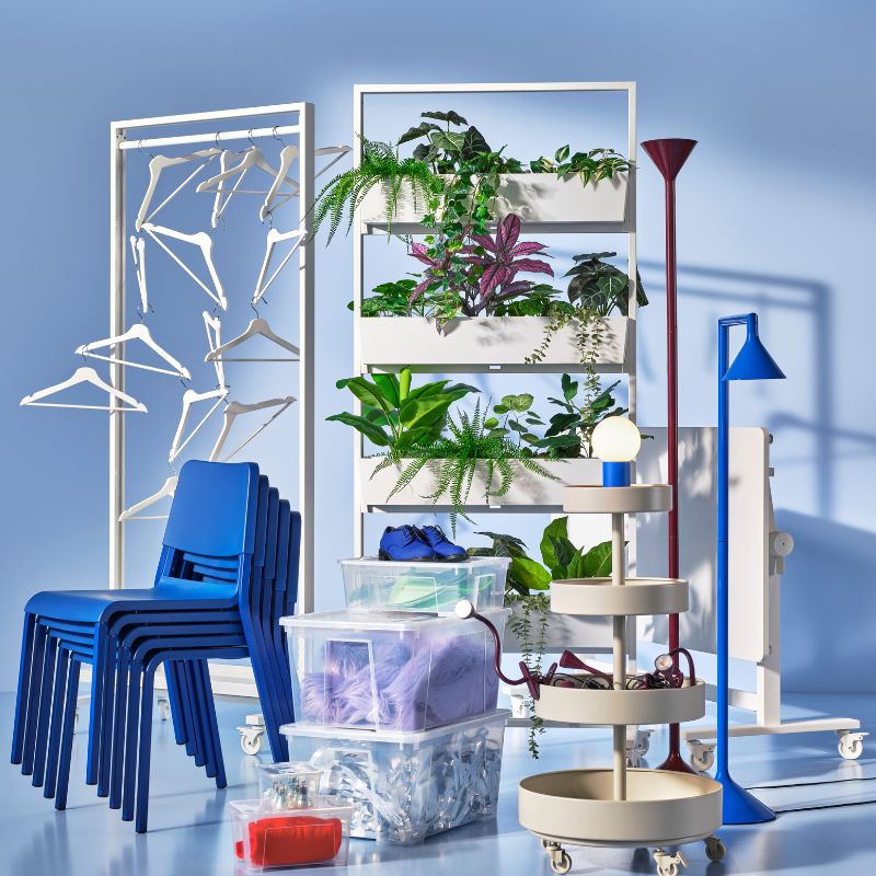 Espacio de trabajo moderno con armazones MITTZON, lámpara IKEA PS 2026, silla TEODORES, plantas FEJKA y cajas SAMLA.