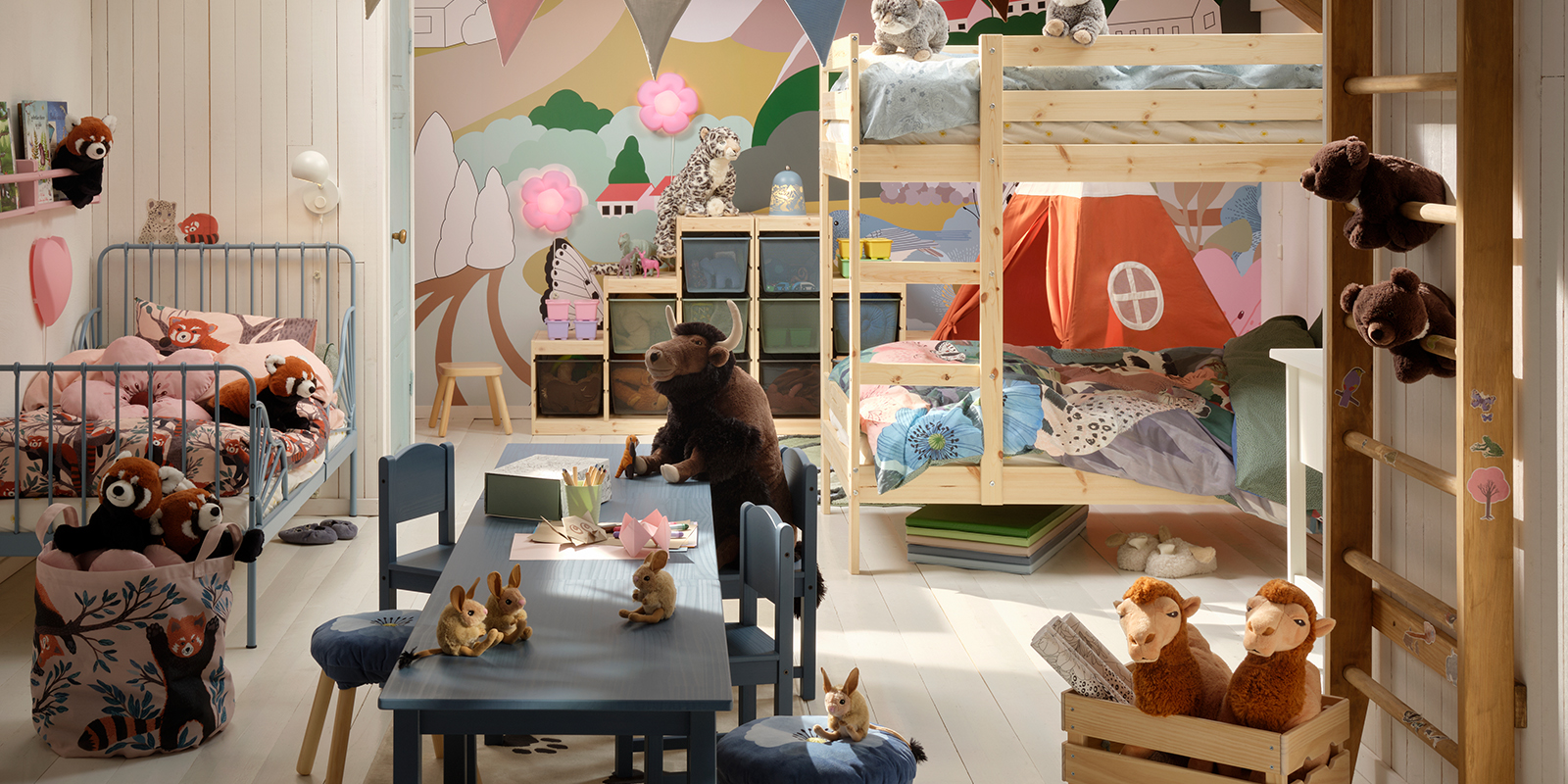 Una habitación para tres niños en un espacio de ático, decorada y amueblada con la colección ALPTALL.