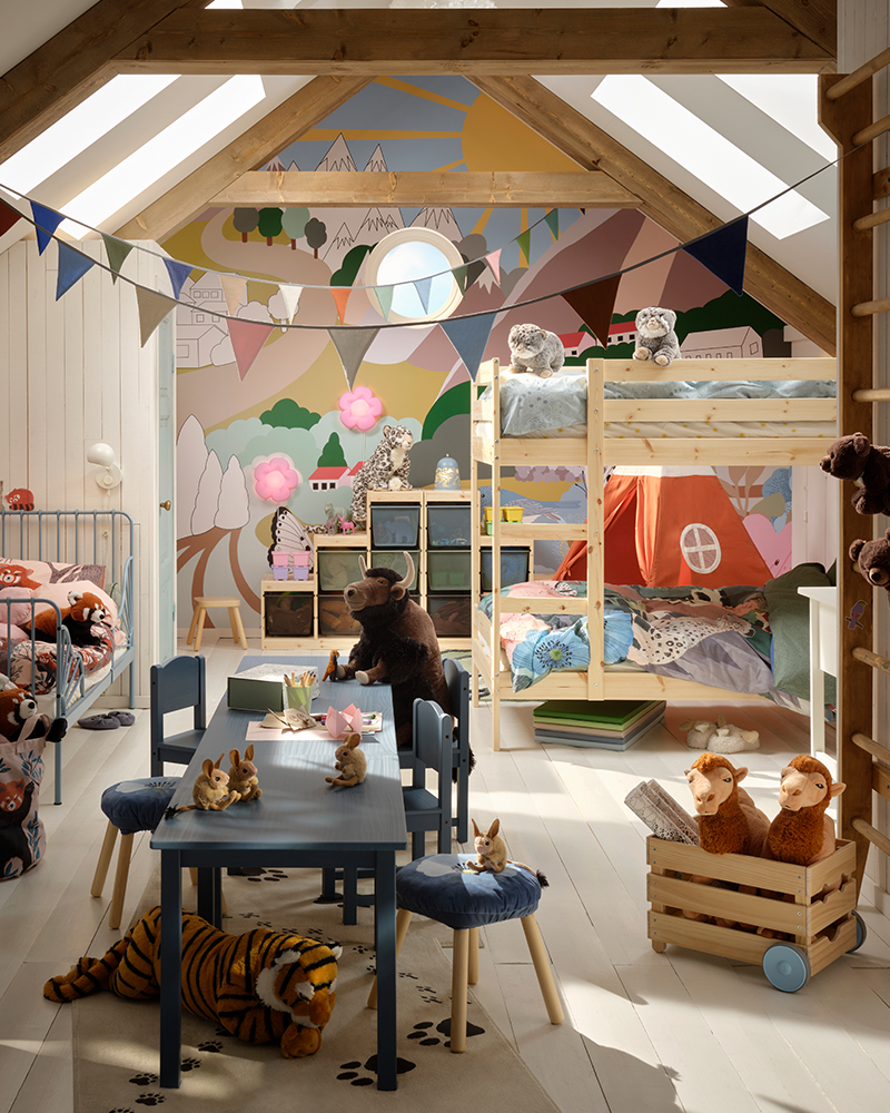 Una habitación para tres niños en un espacio de ático, decorada y amueblada con la colección ALPTALL.