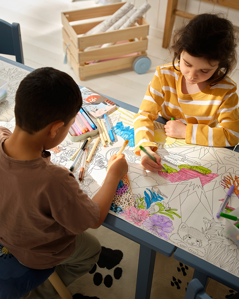 Niños colorean papel para colorear ALPTALL con rotuladores MÅLA.