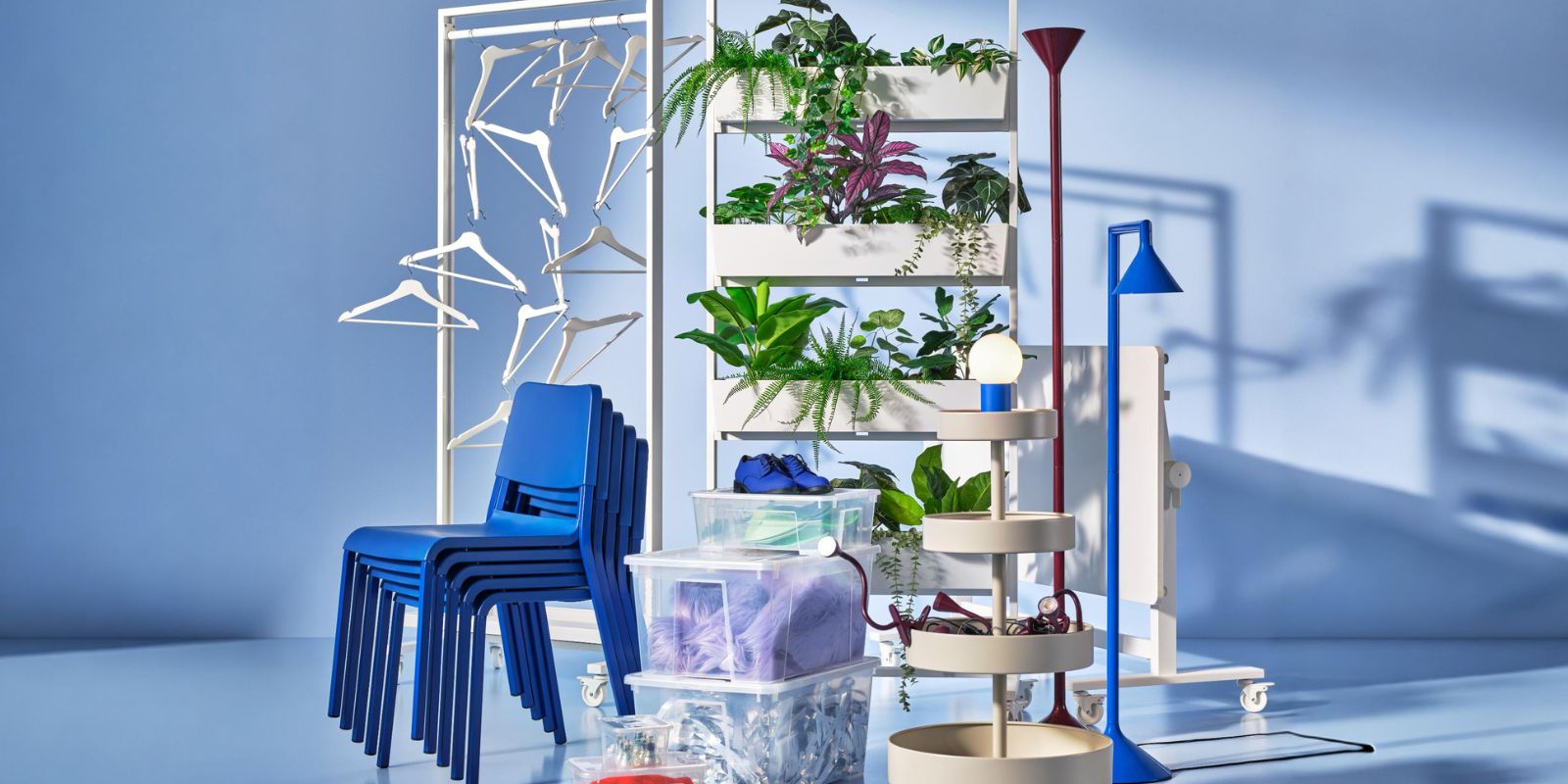 Espacio de trabajo moderno con armazones MITTZON, lámpara IKEA PS 2026, silla TEODORES, plantas FEJKA y cajas SAMLA.
