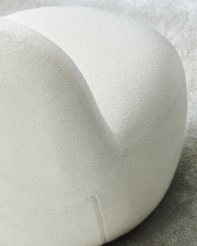 Rincón acogedor con silla giratoria LILLESÄTER, de formas suaves, tapizado texturizado y comodidad moderna.