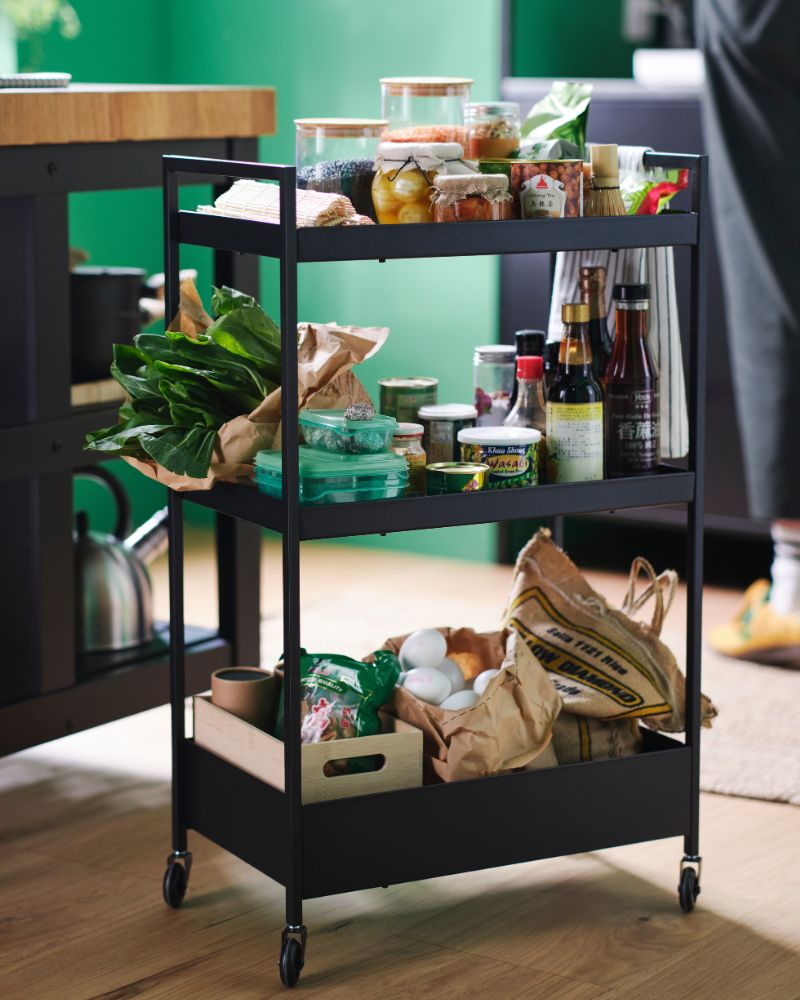 Un carrito NISSAFORS completamente cargado en una cocina.