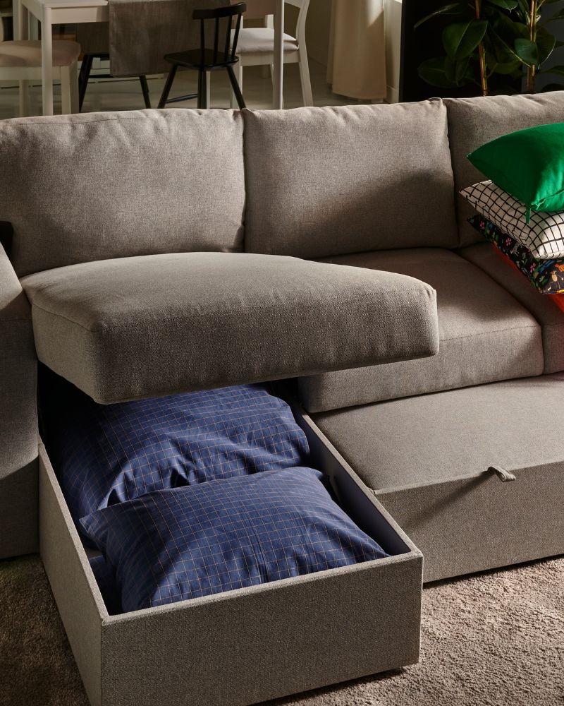 Functional living room with BÅRSLÖV sofa bed, TONSTAD table, STOENSE rug, SANELA curtains and SVARTSENAP tablecloth.