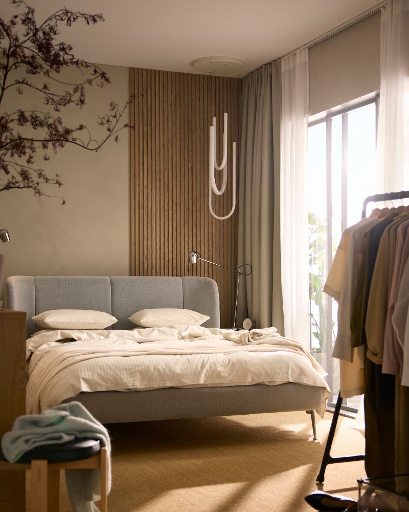 Airy bedroom with TUFJORD upholstered bed, NATTJASMIN bedding, TONSTAD dresser, VARMBLIXT lamp and DYTÅG curtains.