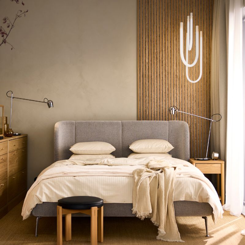 Serene bedroom with TUFJORD upholstered bed, NATTJASMIN bedding, TONSTAD nightstand, VARMBLIXT lamp and DYTÅG curtains.