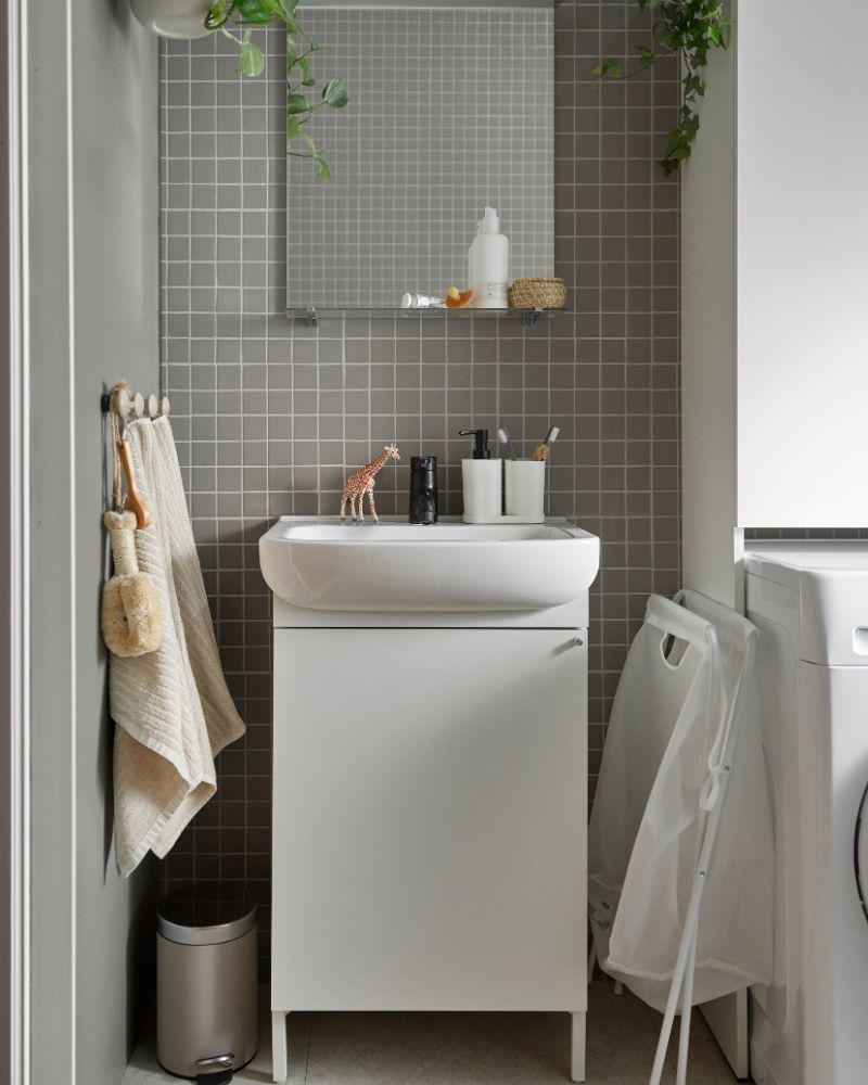 Baño compacto con armario para lavabo NYSJÖN, lavadora UDDARP, bolsa JÄLL, toallas VÅGSJÖN y basurero EKOLN.