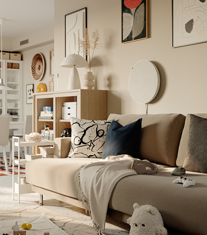 Un sofá UPPÅKRA modular esquina 6 plazas sin reposabrazos izquierdo, Johanneshov gris oscuro/madera en un luminoso salón.