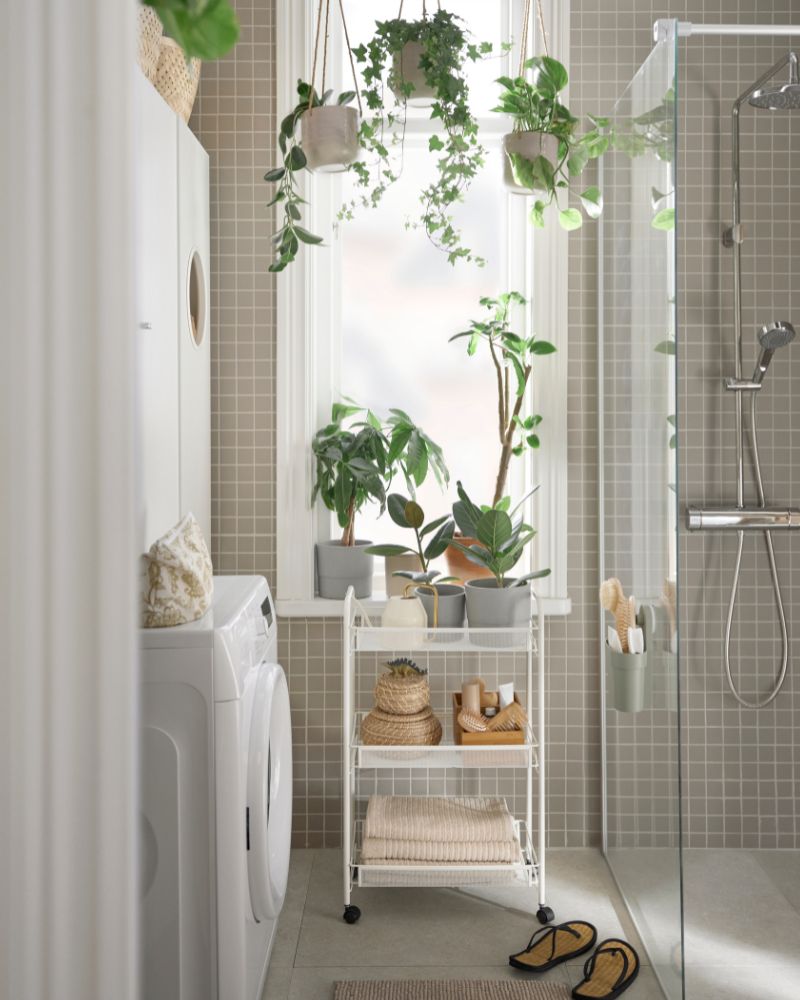 Baño fresco con ducha OPPEJEN, armario de lavandería NYSJÖN, carrito HORNAVAN, lavadora UDDARP y toallas VÅGSJÖN.