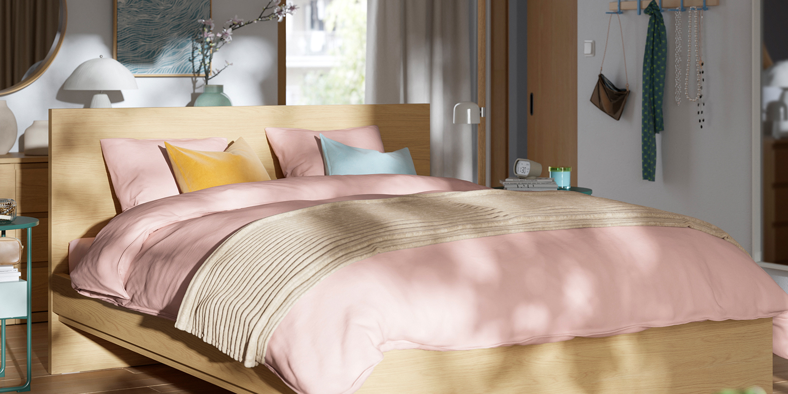 Cama STORKLINTA efecto madera con cabecero, ropa de cama rosa y manta beige en dormitorio moderno y luminoso.