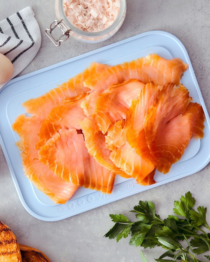 Fresh kitchen scene with SJÖRAPPORT smoked salmon, KORKEN jar and RINNIG kitchen towel.