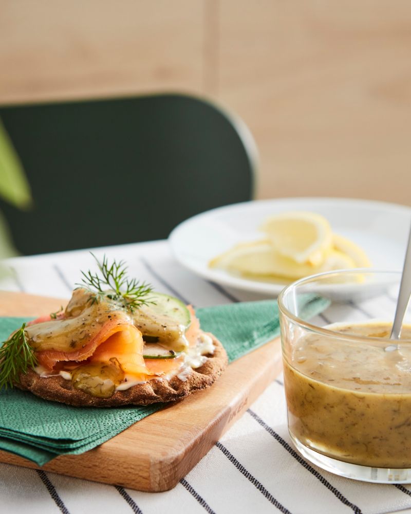 Cozy dining moment with KNÄCKEBRÖD RÅG crispbread, SMÅÄTA chopping board and SÅS SENAP & DILL salmon sauce.
