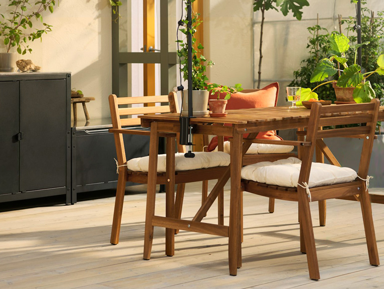 Un patio familiar acogedor con ideas rústicas de decoración de exterior