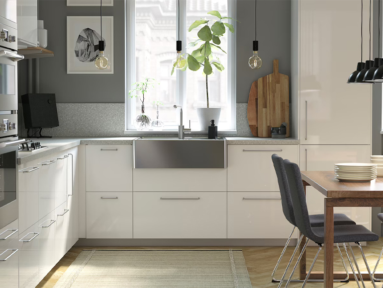 Una cocina moderna y luminosa con detalles en madera