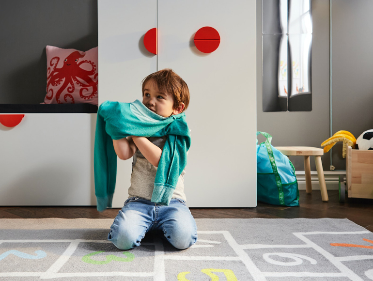 Almacenaje de la ropa de los niños: aprendiendo a manejarse sin ayuda