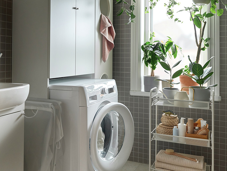 Una colada compacta y funcional con frescura para un baño pequeño
