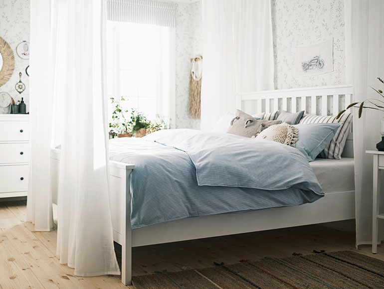 Un dormitorio luminoso que es un oasis de tranquilidad