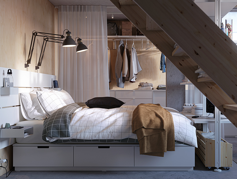 Una pequeña habitación de estilo minimalista en un espacio alquilado