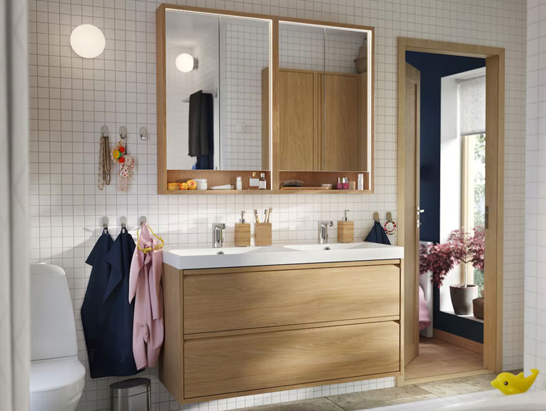 A welcoming bathroom with smart solutions for the whole family
