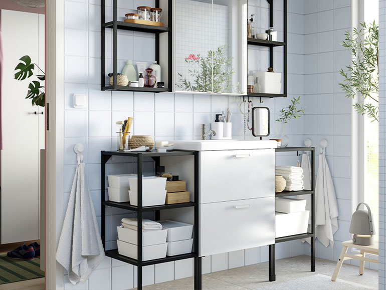 Un baño compartido con mucho almacenaje