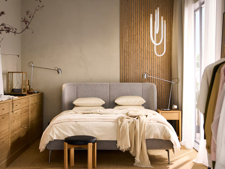 Un dormitorio elegante que es un refugio de la vida urbana