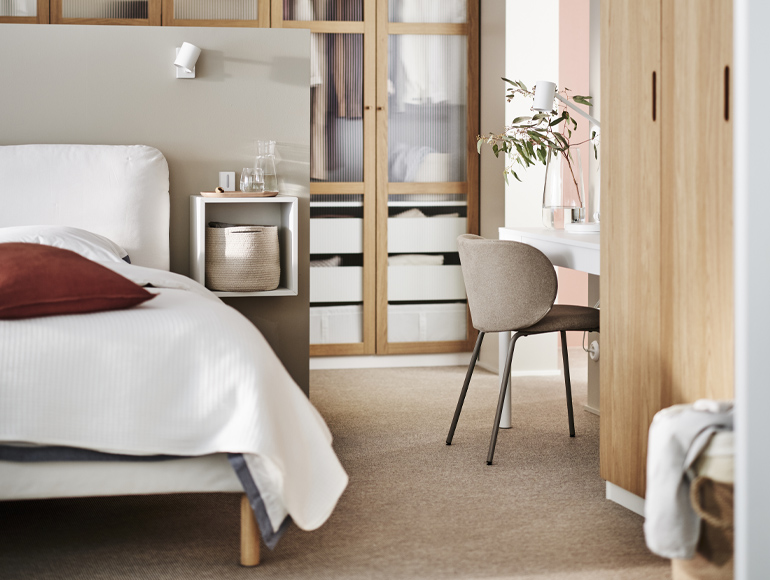 Un dormitorio relajante de estilo japonés con espacio para tu ropa