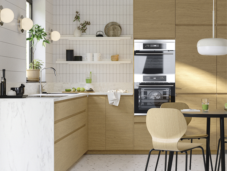 Una cocina efecto roble con almacenaje por todas partes