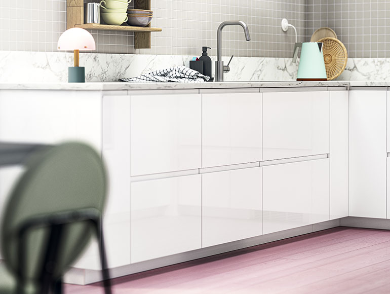 A small, yet airy and light kitchen with colourful accents