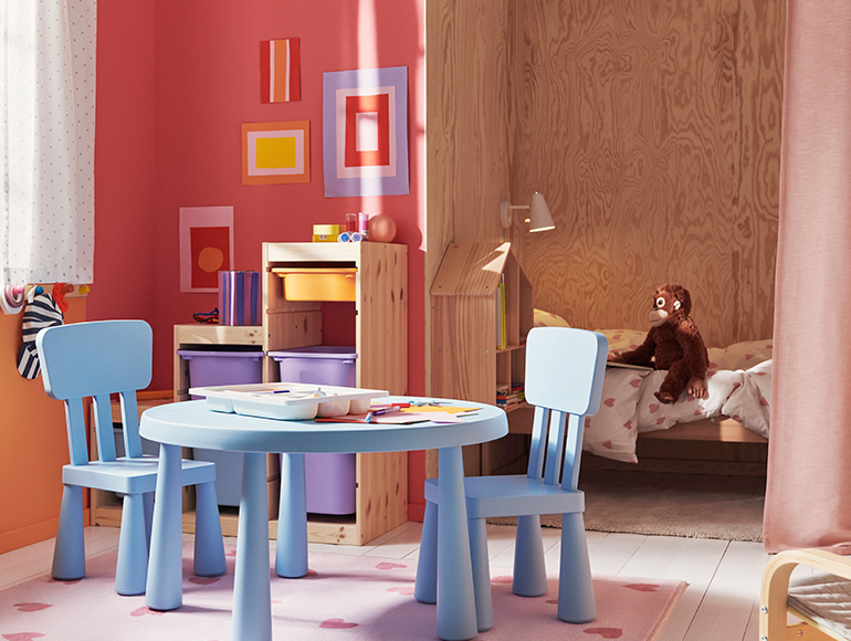 An inspiring arts and crafts room for kids