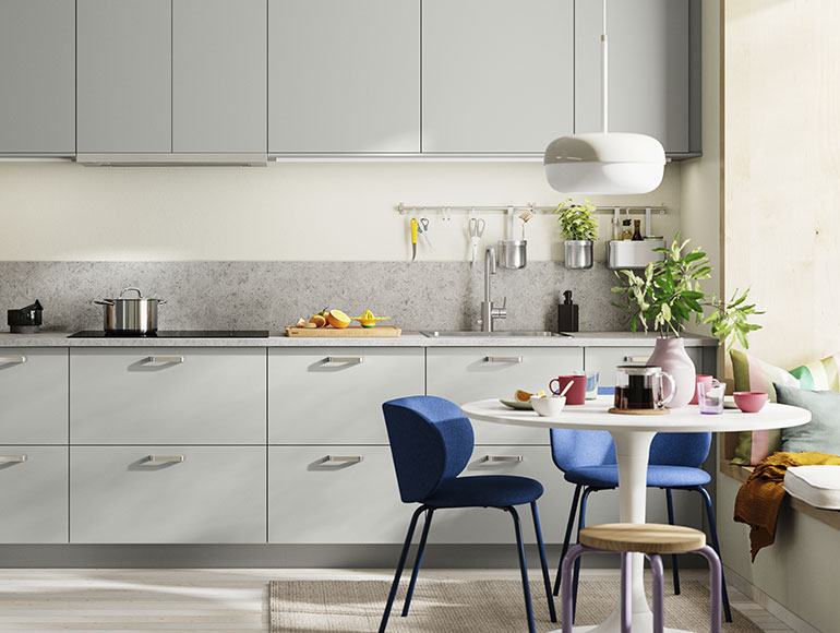 Playful harmony in a super-organized kitchen