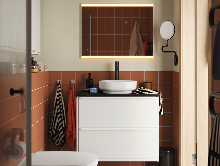 Un baño compacto con espacio para toda la familia
