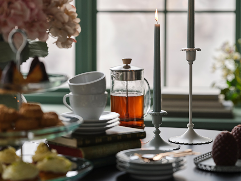 Enjoy a frosty and floral fika